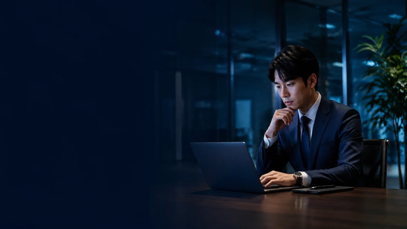 オフィスでノートパソコンに向かう営業担当者